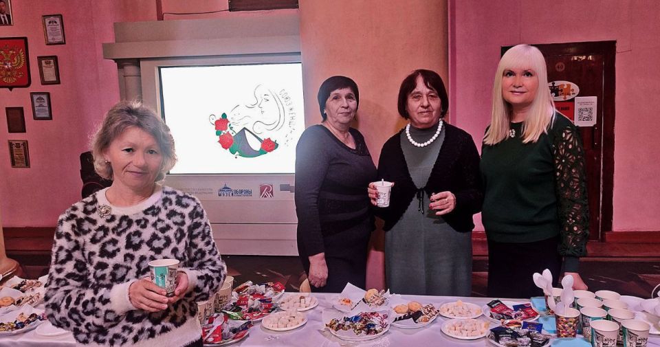 Активистки партийного проекта «Женское движение Единой России» совместно с куратором проекта «Управдом» в Торезе Николаем Лобадюком и командой «Народного контроля» города Тореза организовали значимую встречу, объединившую на... Активистки партийного проекта «Женское движение Единой России» совместно с куратором проекта «Управдом» в Торезе Николаем Лобадюком и командой «Народного контроля» города Тореза организовали значимую встречу, объединившую на...