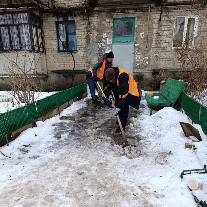 Иван Адамец: Специалисты Единого регионального фонда МКД в Куйбышевском районе ведут плановую расчистку дворов от снега Иван Адамец: Специалисты Единого регионального фонда МКД в Куйбышевском районе ведут плановую расчистку дворов от снега