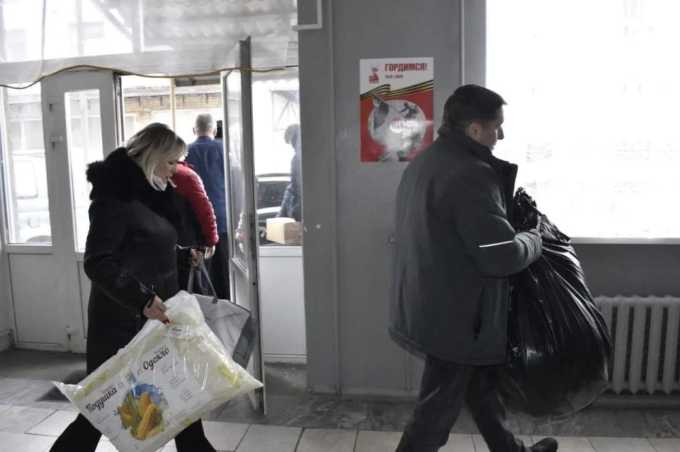 Брянковчане передали городу-побратиму Дебальцево гуманитарный груз, предназначенный для жителей, которые пострадали от атаки вражеских БПЛА Брянковчане передали городу-побратиму Дебальцево гуманитарный груз, предназначенный для жителей, которые пострадали от атаки вражеских БПЛА