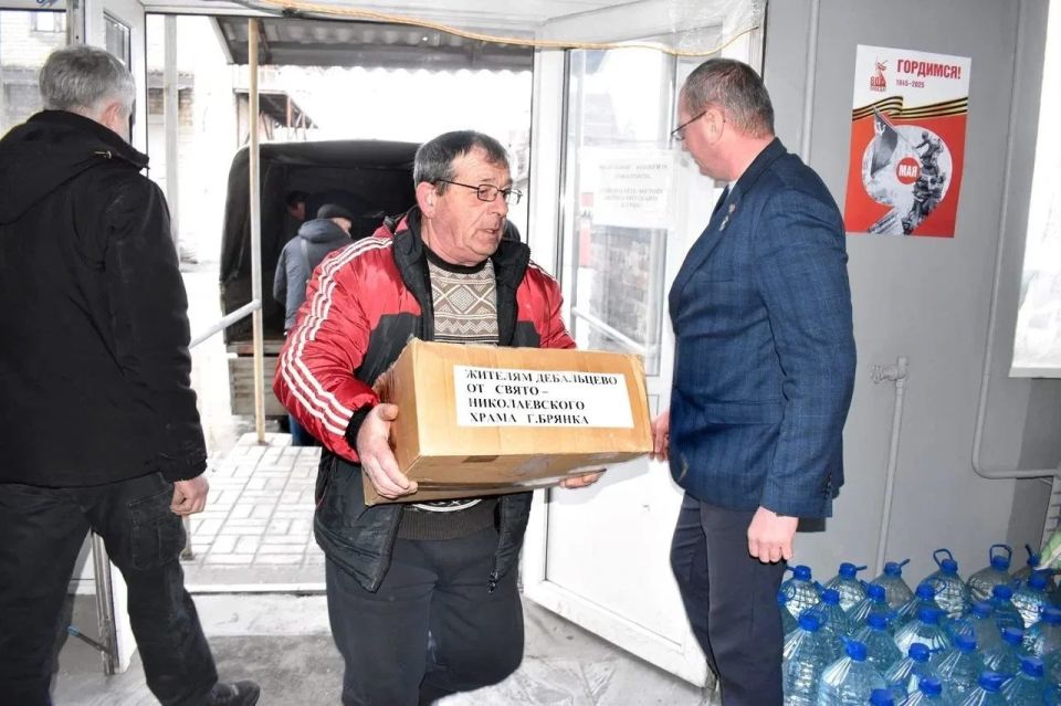 Брянковчане передали городу-побратиму Дебальцево гуманитарный груз, предназначенный для жителей, которые пострадали от атаки вражеских БПЛА Брянковчане передали городу-побратиму Дебальцево гуманитарный груз, предназначенный для жителей, которые пострадали от атаки вражеских БПЛА
