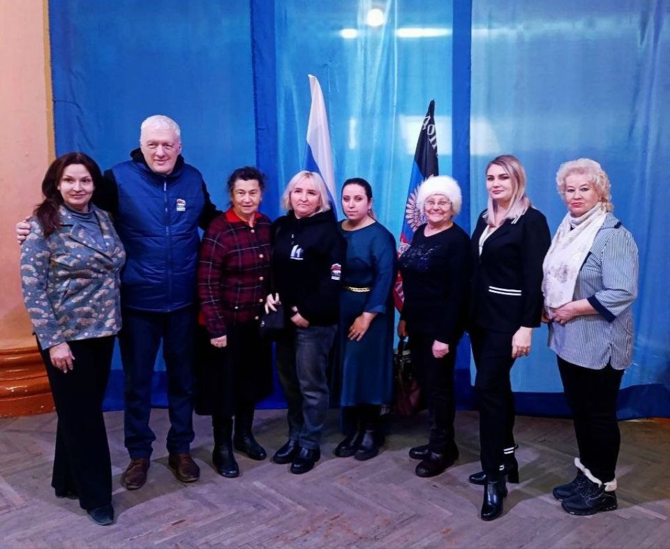 Активистки партийного проекта «Женское движение Единой России» совместно с куратором проекта «Управдом» в Торезе Николаем Лобадюком и командой «Народного контроля» города Тореза организовали значимую встречу, объединившую на... Активистки партийного проекта «Женское движение Единой России» совместно с куратором проекта «Управдом» в Торезе Николаем Лобадюком и командой «Народного контроля» города Тореза организовали значимую встречу, объединившую на...