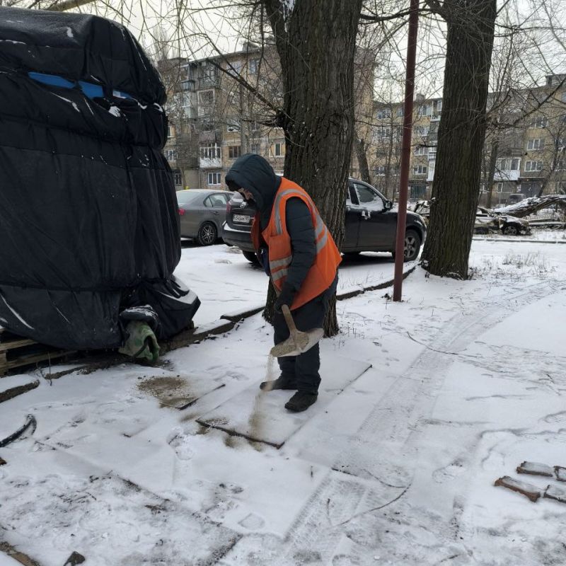 Иван Адамец: Специалисты Единого регионального фонда МКД в Куйбышевском районе ведут плановую расчистку дворов от снега Иван Адамец: Специалисты Единого регионального фонда МКД в Куйбышевском районе ведут плановую расчистку дворов от снега