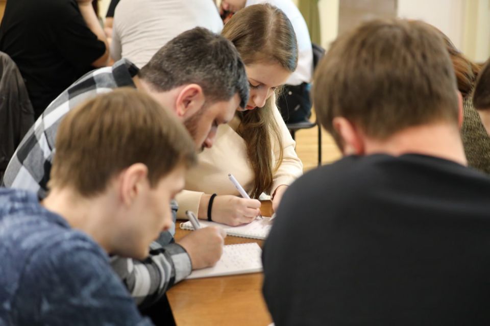 Отборочный турнир на Чемпионат России по игре «Что? Где? Когда?» в Донецкой библиотеке имени Н.К. Крупской Отборочный турнир на Чемпионат России по игре «Что? Где? Когда?» в Донецкой библиотеке имени Н.К. Крупской