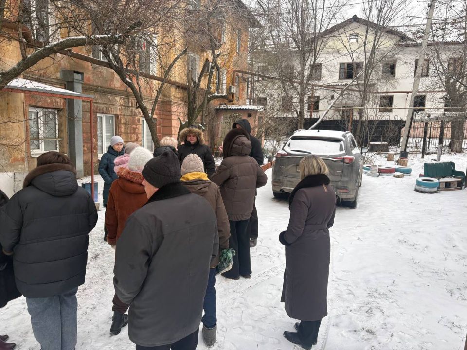 По поручению Главы ДНР Дениса Пушилина 02.02.2026 по адресу: г. Донецк, ул. Кирова, 49 состоялась встреча с жителями, на которой присутствовали руководитель Управы Ленинского внутригородского района Татьяна Темникова... По поручению Главы ДНР Дениса Пушилина 02.02.2026 по адресу: г. Донецк, ул. Кирова, 49 состоялась встреча с жителями, на которой присутствовали руководитель Управы Ленинского внутригородского района Татьяна Темникова...