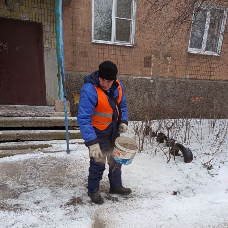 Иван Адамец: Специалисты Единого регионального фонда МКД в Куйбышевском районе ведут плановую расчистку дворов от снега Иван Адамец: Специалисты Единого регионального фонда МКД в Куйбышевском районе ведут плановую расчистку дворов от снега
