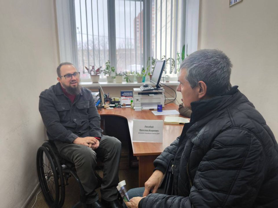 Сегодня провел прием граждан член Комитета Народного Совета по труду, занятости, социальной политике и делам ветеранов, депутат Народного Совета ДНР Ярослав Лисобей Сегодня провел прием граждан член Комитета Народного Совета по труду, занятости, социальной политике и делам ветеранов, депутат Народного Совета ДНР Ярослав Лисобей