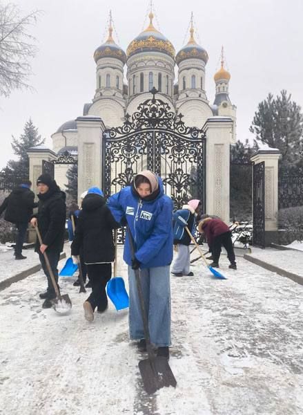 «Люди нас благодарят и присоединяются»: Молодежь Горловки помогает бороться с непогодой «Люди нас благодарят и присоединяются»: Молодежь Горловки помогает бороться с непогодой