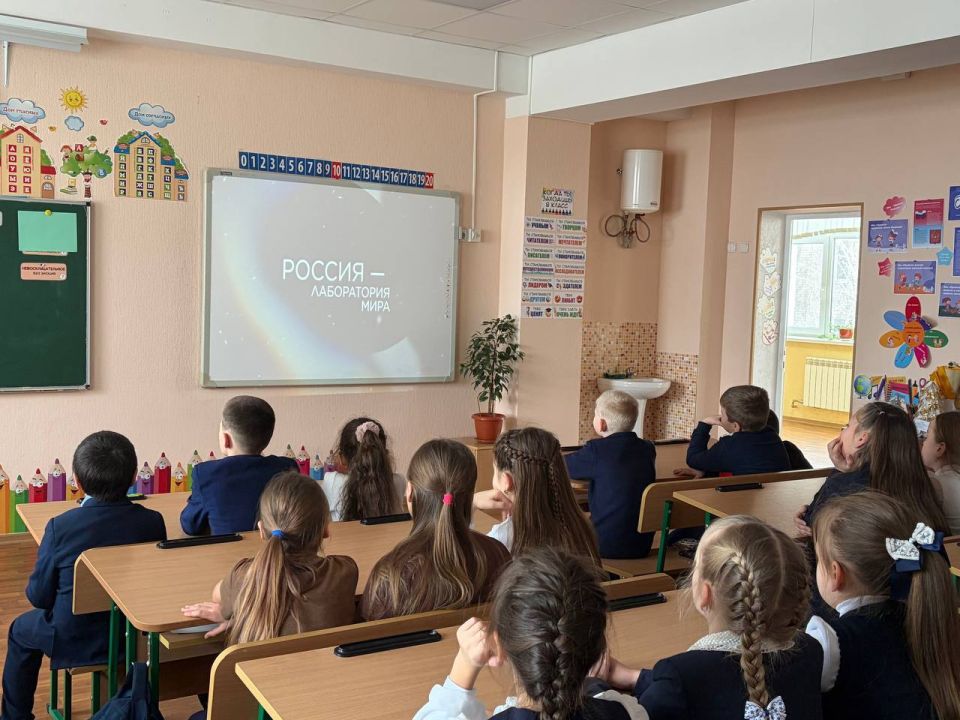 Сегодня учащиеся Тельмановской гимназии на группе продленного дня посмотрели документальный фильм «Россия – лаборатория мира», подготовленный при поддержке Министерства науки и высшего образования Российской Федерации Сегодня учащиеся Тельмановской гимназии на группе продленного дня посмотрели документальный фильм «Россия – лаборатория мира», подготовленный при поддержке Министерства науки и высшего образования Российской Федерации