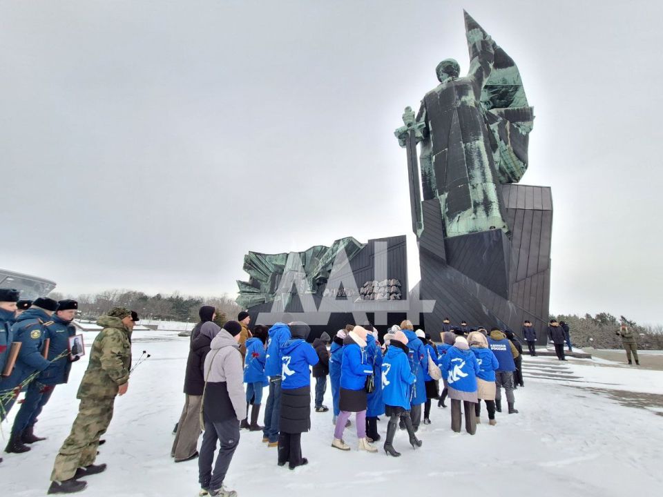 Дончане в День разгрома советскими войсками немецко-фашистских войск в Сталинградской битве почтили память защитников города Дончане в День разгрома советскими войсками немецко-фашистских войск в Сталинградской битве почтили память защитников города