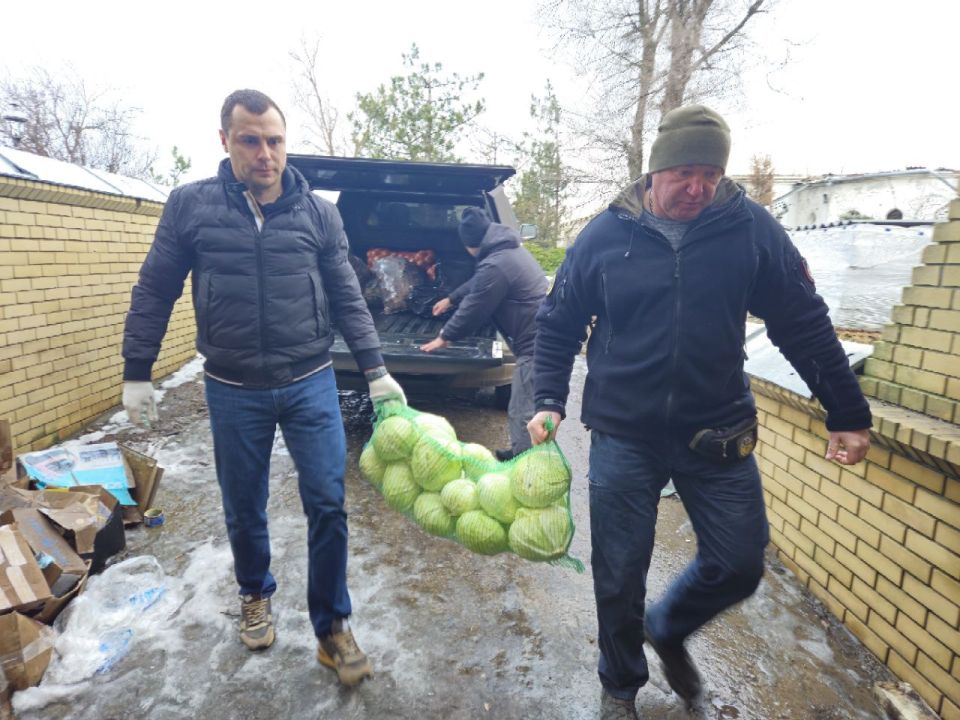 Единороссы доставили гуманитарную помощь в Успенский Николо-Васильевский монастырь Единороссы доставили гуманитарную помощь в Успенский Николо-Васильевский монастырь