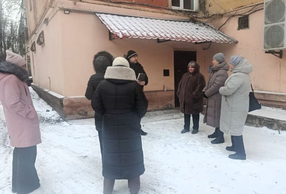 Сегодня, 2 февраля, руководитель Управы Советского внутригородского района Сергей Савельев провел встречу с жителями возле дома № 7 по улице Гаврилова Сегодня, 2 февраля, руководитель Управы Советского внутригородского района Сергей Савельев провел встречу с жителями возле дома № 7 по улице Гаврилова
