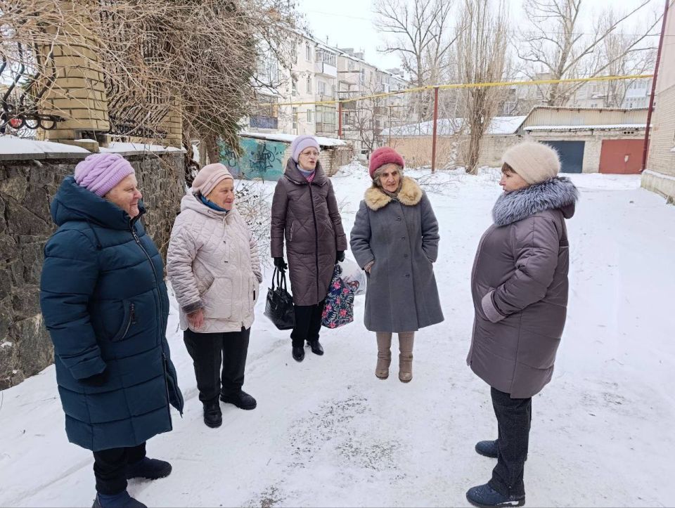 2 февраля 2026 года провели встречи с населением депутаты Ясиноватского муниципального совета партии "Единая Россия" Анна Бондарь, Ирина Евсюкова и Николай Коляденко 2 февраля 2026 года провели встречи с населением депутаты Ясиноватского муниципального совета партии "Единая Россия" Анна Бондарь, Ирина Евсюкова и Николай Коляденко