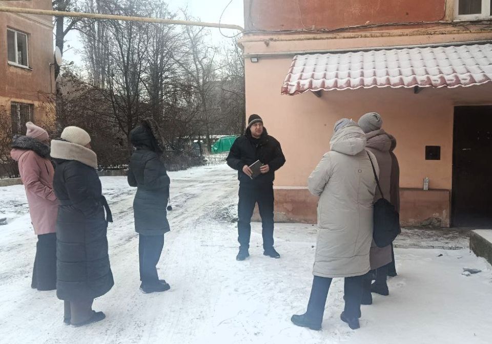 Сегодня, 2 февраля, руководитель Управы Советского внутригородского района Сергей Савельев провел встречу с жителями возле дома № 7 по улице Гаврилова Сегодня, 2 февраля, руководитель Управы Советского внутригородского района Сергей Савельев провел встречу с жителями возле дома № 7 по улице Гаврилова