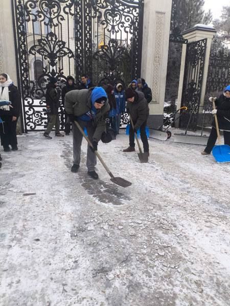 «Люди нас благодарят и присоединяются»: Молодежь Горловки помогает бороться с непогодой «Люди нас благодарят и присоединяются»: Молодежь Горловки помогает бороться с непогодой