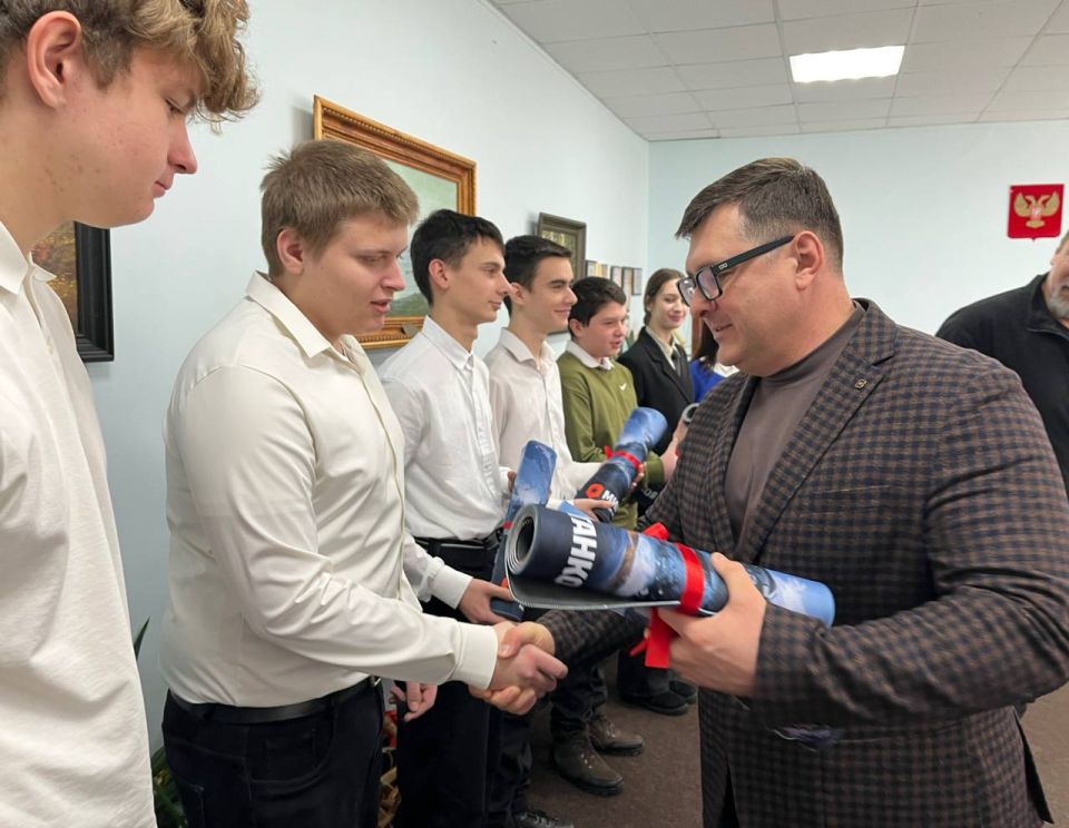 Василий Овчаров: Совместно с представителем нашего шефа-региона Московской области Алексеем Гержиком вручили памятные подарки от Единой России ученикам Новоазовской школы №2, активно участвующим в Школьной Лиге ДНР Василий Овчаров: Совместно с представителем нашего шефа-региона Московской области Алексеем Гержиком вручили памятные подарки от Единой России ученикам Новоазовской школы №2, активно участвующим в Школьной Лиге ДНР