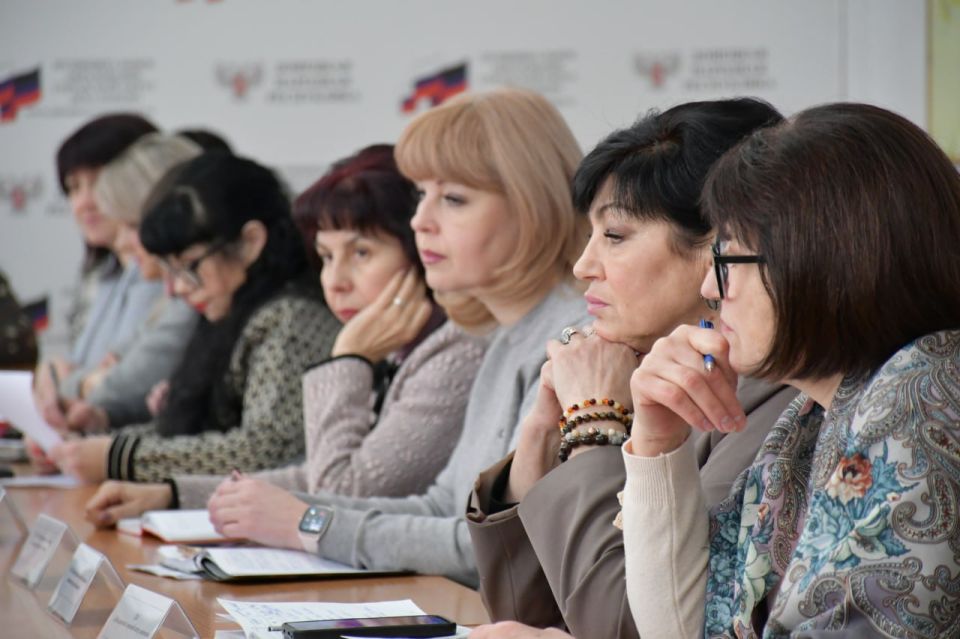 2 февраля глава муниципального образования городского округа Дебальцево, Сергей Желновач провел расширенное аппаратное совещание 2 февраля глава муниципального образования городского округа Дебальцево, Сергей Желновач провел расширенное аппаратное совещание