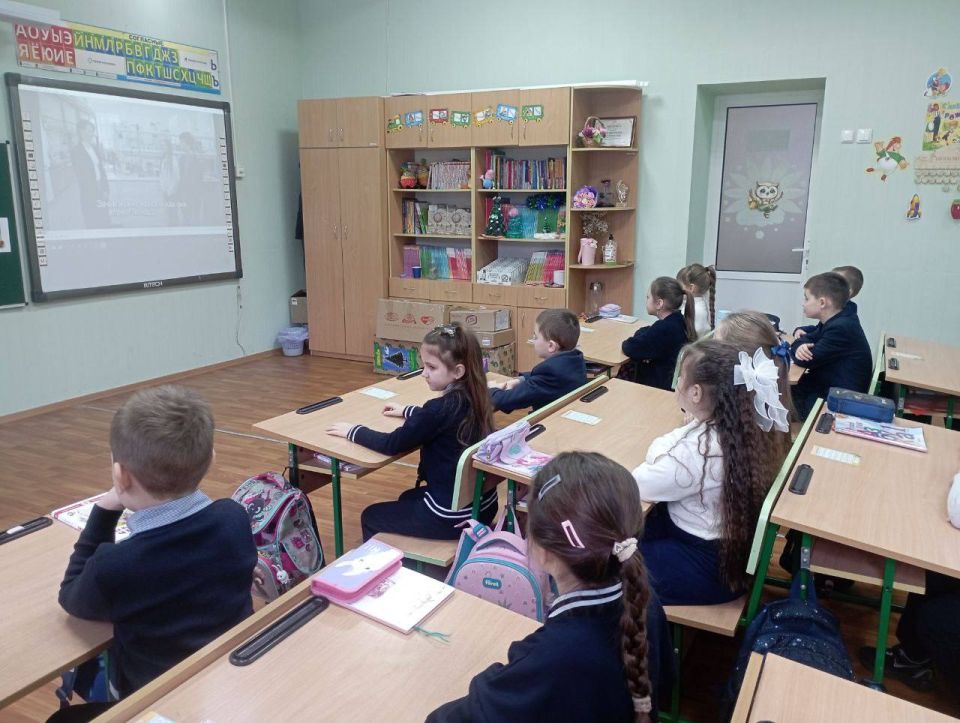 Наталья Великодная: В рамках партийного проекта Единой России "Новая школа" новая учебная неделя в Тельмановской гимназии началась традиционно с линейки и почётного права выноса флага Российской Федерации и флага Донецкой... Наталья Великодная: В рамках партийного проекта Единой России "Новая школа" новая учебная неделя в Тельмановской гимназии началась традиционно с линейки и почётного права выноса флага Российской Федерации и флага Донецкой...