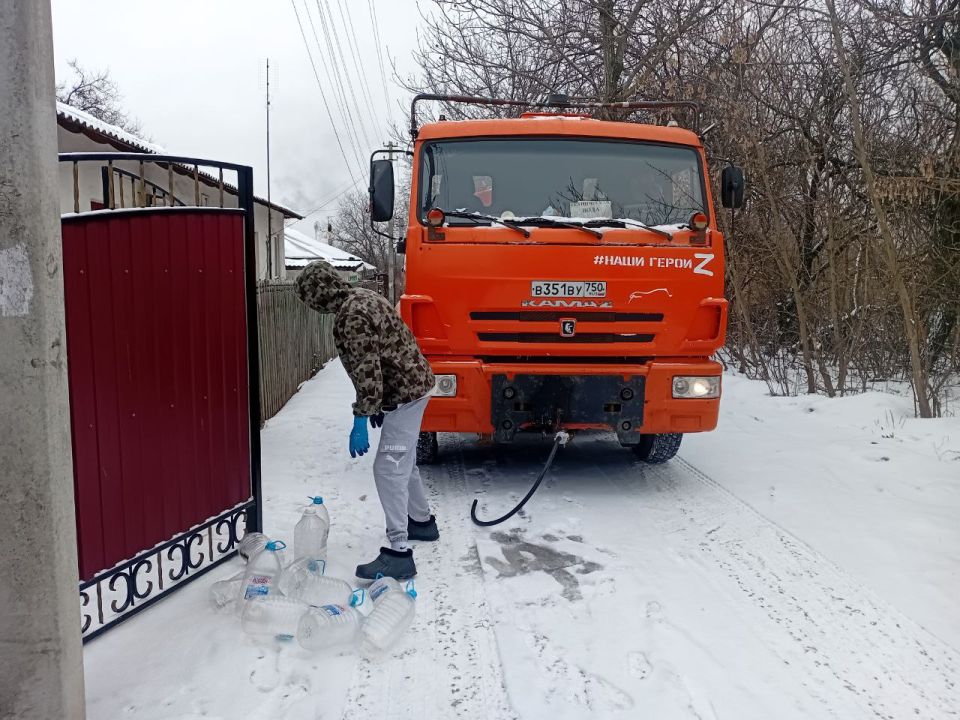 В Кировском внутригородском районе при поддержке региона-шефа Московская область продолжается подвоз воды для жителей домов, в которые в установленный графиком день не поступила вода В Кировском внутригородском районе при поддержке региона-шефа Московская область продолжается подвоз воды для жителей домов, в которые в установленный графиком день не поступила вода