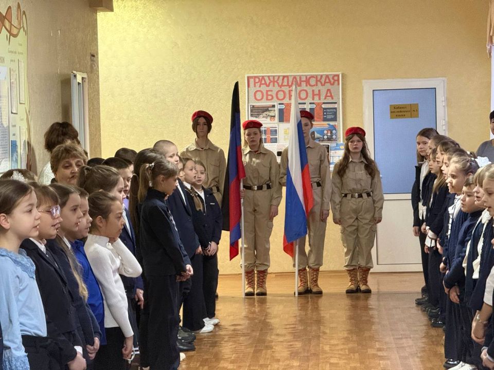 Наталья Великодная: В рамках партийного проекта Единой России "Новая школа" новая учебная неделя в Тельмановской гимназии началась традиционно с линейки и почётного права выноса флага Российской Федерации и флага Донецкой... Наталья Великодная: В рамках партийного проекта Единой России "Новая школа" новая учебная неделя в Тельмановской гимназии началась традиционно с линейки и почётного права выноса флага Российской Федерации и флага Донецкой...