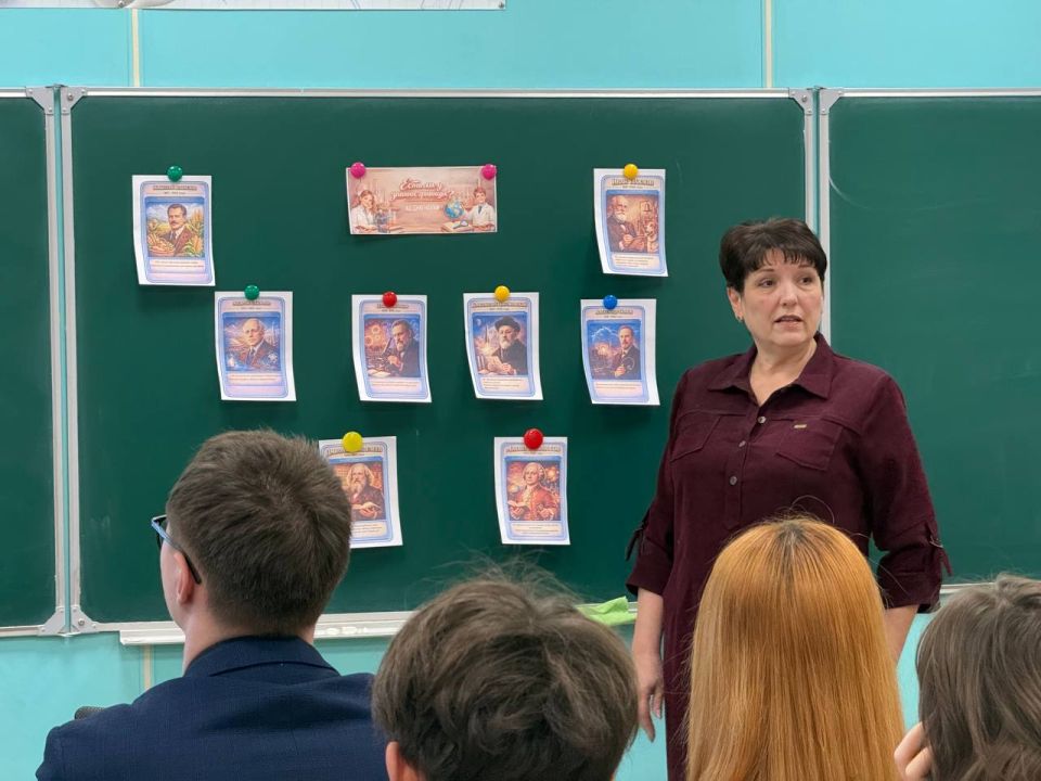 Наталья Великодная: В рамках партийного проекта Единой России "Новая школа" новая учебная неделя в Тельмановской гимназии началась традиционно с линейки и почётного права выноса флага Российской Федерации и флага Донецкой... Наталья Великодная: В рамках партийного проекта Единой России "Новая школа" новая учебная неделя в Тельмановской гимназии началась традиционно с линейки и почётного права выноса флага Российской Федерации и флага Донецкой...