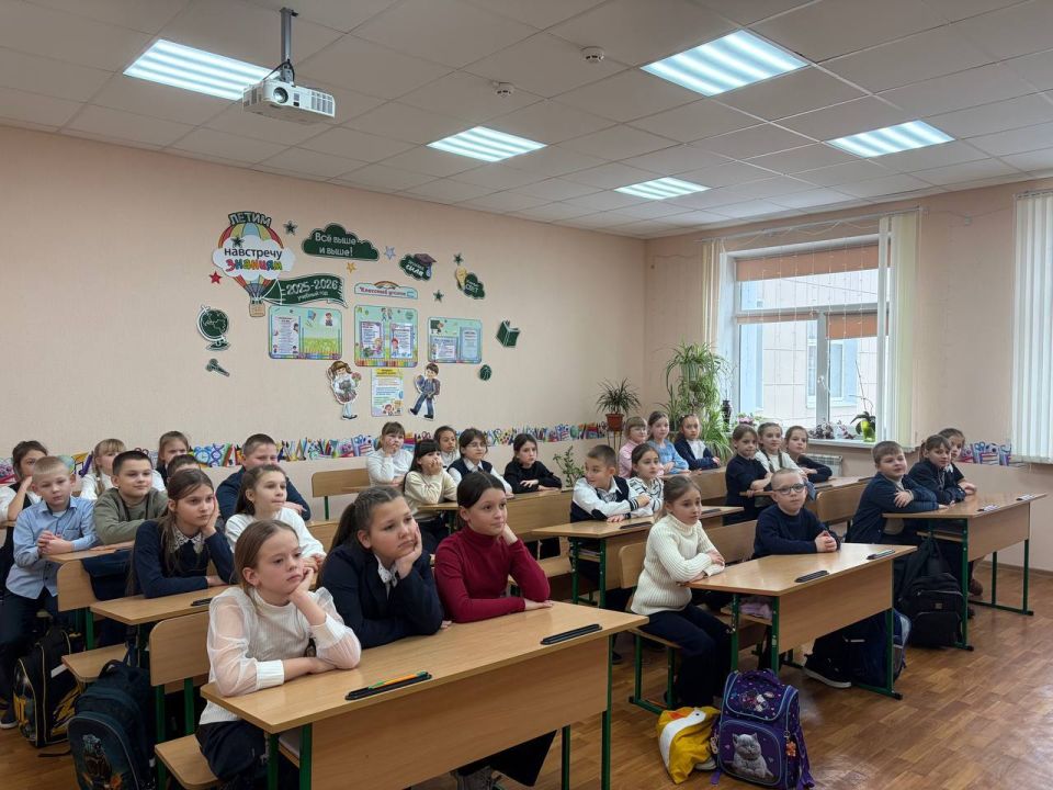 Сегодня учащиеся Тельмановской гимназии на группе продленного дня посмотрели документальный фильм «Россия – лаборатория мира», подготовленный при поддержке Министерства науки и высшего образования Российской Федерации Сегодня учащиеся Тельмановской гимназии на группе продленного дня посмотрели документальный фильм «Россия – лаборатория мира», подготовленный при поддержке Министерства науки и высшего образования Российской Федерации