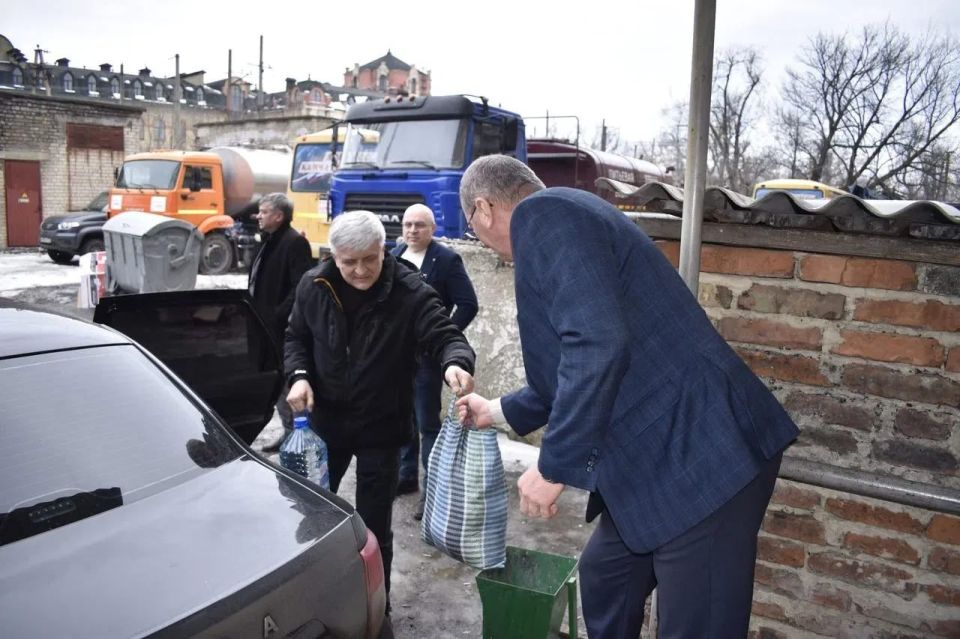 Сергей Желновач: Брянковчане передали городу-побратиму Дебальцево гуманитарный груз, предназначенный для жителей, которые пострадали от атаки вражеских БПЛА Сергей Желновач: Брянковчане передали городу-побратиму Дебальцево гуманитарный груз, предназначенный для жителей, которые пострадали от атаки вражеских БПЛА