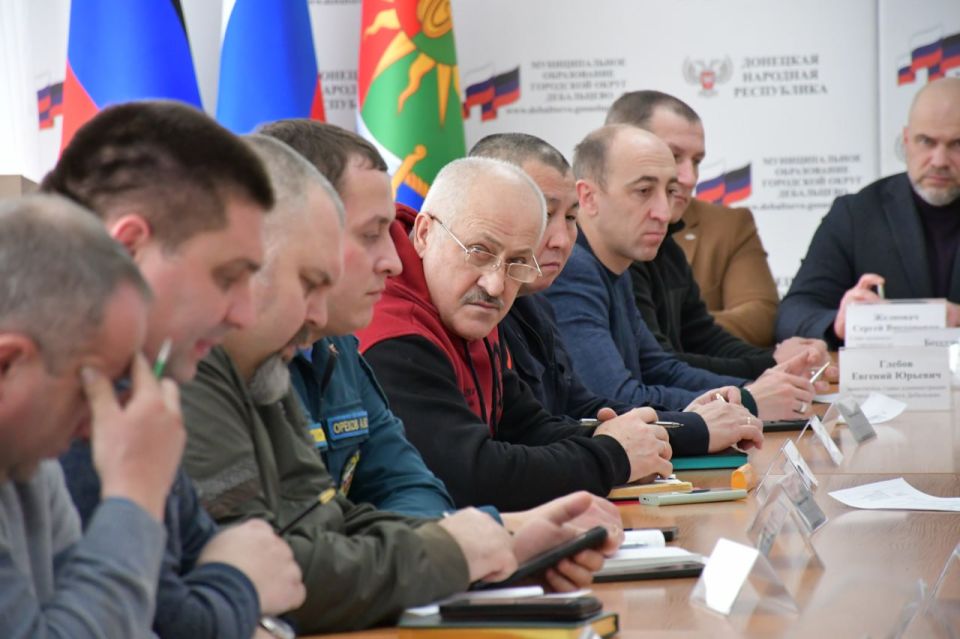 2 февраля глава муниципального образования городского округа Дебальцево, Сергей Желновач провел расширенное аппаратное совещание 2 февраля глава муниципального образования городского округа Дебальцево, Сергей Желновач провел расширенное аппаратное совещание