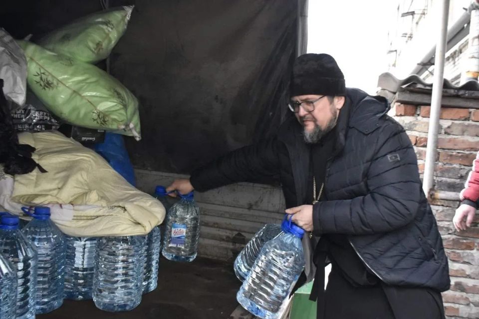 Брянковчане передали городу-побратиму Дебальцево гуманитарный груз, предназначенный для жителей, которые пострадали от атаки вражеских БПЛА Брянковчане передали городу-побратиму Дебальцево гуманитарный груз, предназначенный для жителей, которые пострадали от атаки вражеских БПЛА