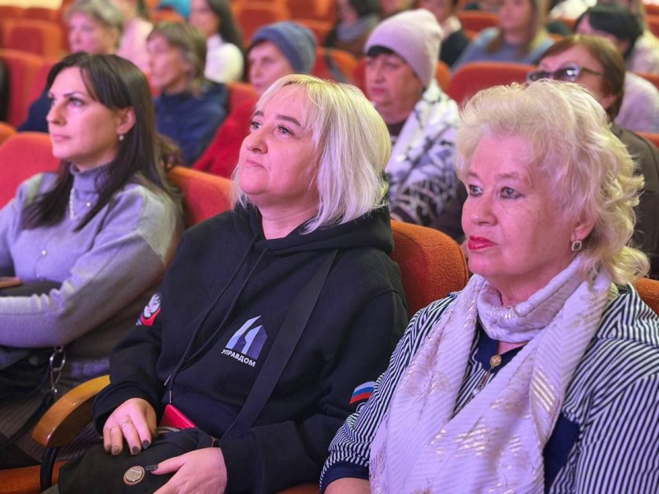 Активистки партийного проекта «Женское движение Единой России» совместно с куратором проекта «Управдом» в Торезе Николаем Лобадюком и командой «Народного контроля» города Тореза организовали значимую встречу, объединившую на... Активистки партийного проекта «Женское движение Единой России» совместно с куратором проекта «Управдом» в Торезе Николаем Лобадюком и командой «Народного контроля» города Тореза организовали значимую встречу, объединившую на...