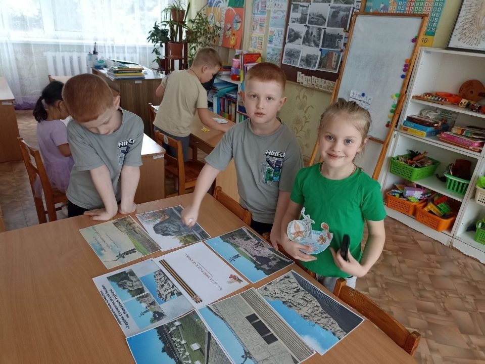 Дошкольники Ждановки почтили память героев Сталинградской битвы Дошкольники Ждановки почтили память героев Сталинградской битвы