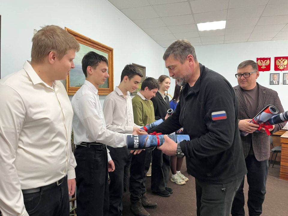Василий Овчаров: Совместно с представителем нашего шефа-региона Московской области Алексеем Гержиком вручили памятные подарки от Единой России ученикам Новоазовской школы №2, активно участвующим в Школьной Лиге ДНР Василий Овчаров: Совместно с представителем нашего шефа-региона Московской области Алексеем Гержиком вручили памятные подарки от Единой России ученикам Новоазовской школы №2, активно участвующим в Школьной Лиге ДНР