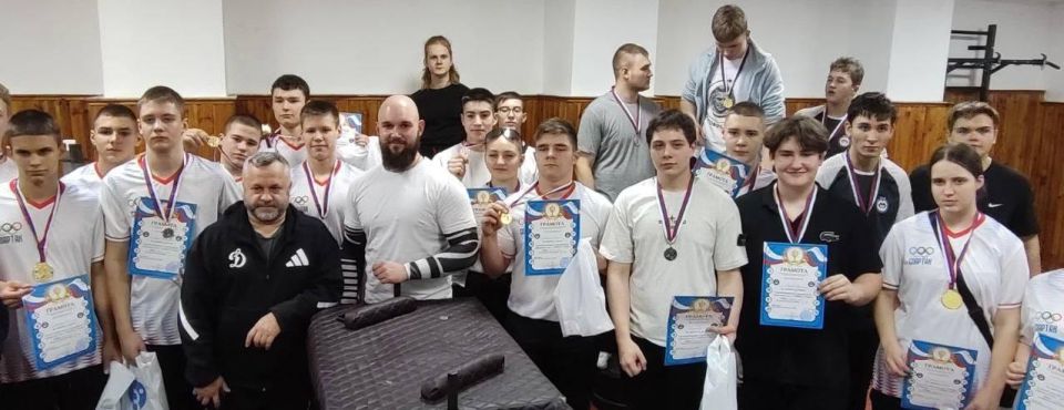 В Торезе состоялись соревнования по армрестлингу В Торезе состоялись соревнования по армрестлингу