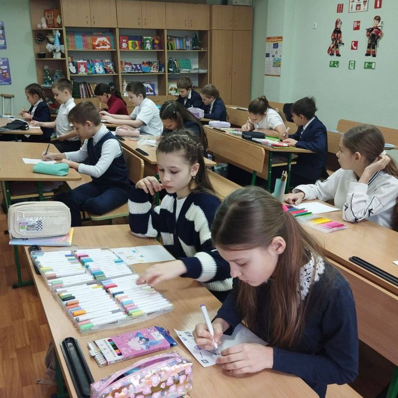 Наталья Великодная: В рамках партийного проекта Единой России "Новая школа" новая учебная неделя в Тельмановской гимназии началась традиционно с линейки и почётного права выноса флага Российской Федерации и флага Донецкой... Наталья Великодная: В рамках партийного проекта Единой России "Новая школа" новая учебная неделя в Тельмановской гимназии началась традиционно с линейки и почётного права выноса флага Российской Федерации и флага Донецкой...