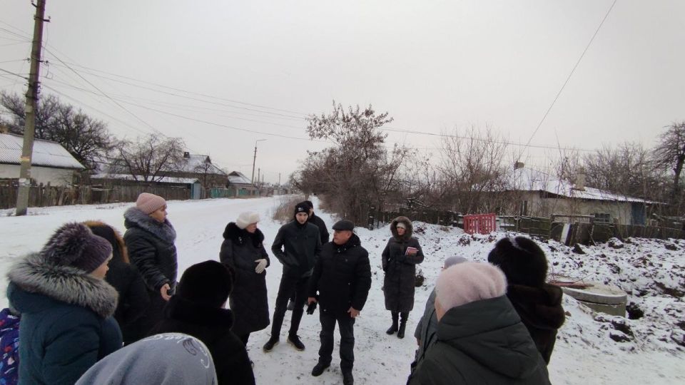По поручению Главы ДНР Дениса Пушилина под эгидой Единой России проводятся встречи с населением для выявления проблемных вопросов на подведомственной территории По поручению Главы ДНР Дениса Пушилина под эгидой Единой России проводятся встречи с населением для выявления проблемных вопросов на подведомственной территории