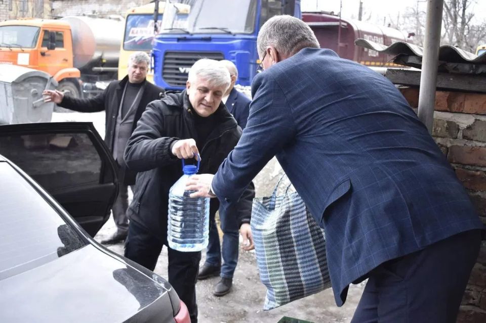 Брянковчане передали городу-побратиму Дебальцево гуманитарный груз, предназначенный для жителей, которые пострадали от атаки вражеских БПЛА Брянковчане передали городу-побратиму Дебальцево гуманитарный груз, предназначенный для жителей, которые пострадали от атаки вражеских БПЛА
