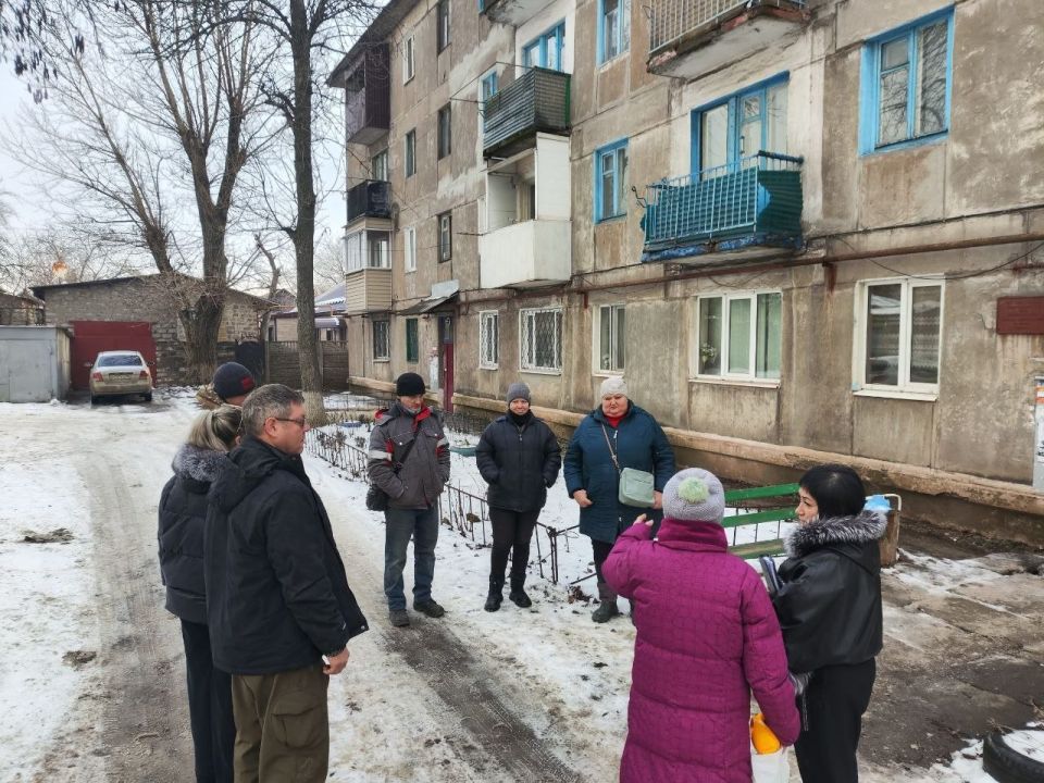 Встреча с населением. 30 января депутат Енакиевского городского совета фракции Единая Россия Елена Лысенко провела встречу с жителями по адресу: г. Енакиево, пер Встреча с населением. 30 января депутат Енакиевского городского совета фракции Единая Россия Елена Лысенко провела встречу с жителями по адресу: г. Енакиево, пер