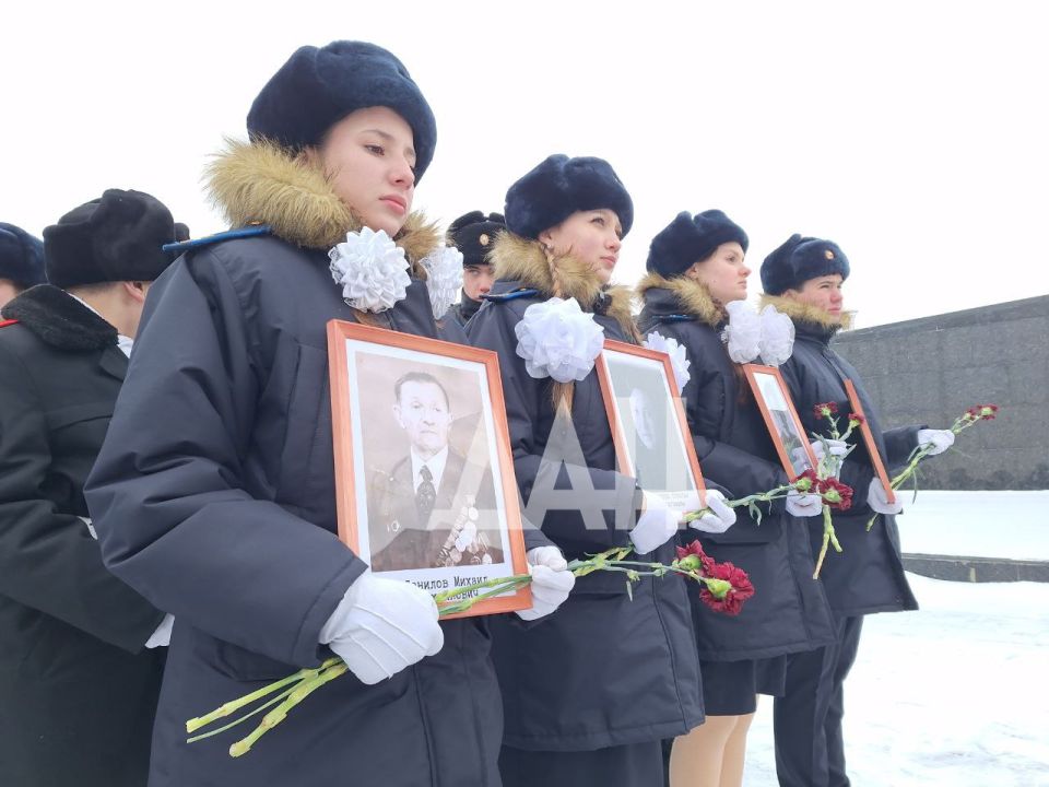 Дончане в День разгрома советскими войсками немецко-фашистских войск в Сталинградской битве почтили память защитников города Дончане в День разгрома советскими войсками немецко-фашистских войск в Сталинградской битве почтили память защитников города