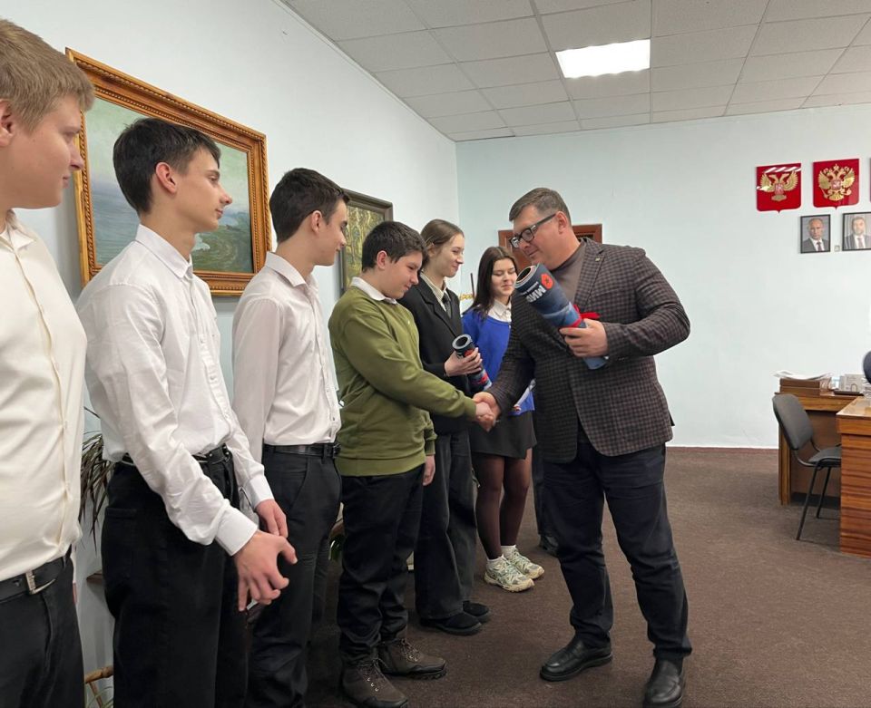 Василий Овчаров: Совместно с представителем нашего шефа-региона Московской области Алексеем Гержиком вручили памятные подарки от Единой России ученикам Новоазовской школы №2, активно участвующим в Школьной Лиге ДНР Василий Овчаров: Совместно с представителем нашего шефа-региона Московской области Алексеем Гержиком вручили памятные подарки от Единой России ученикам Новоазовской школы №2, активно участвующим в Школьной Лиге ДНР