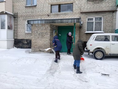 03 февраля 2026 года председатель Дебальцевского городского совета Сергей Шульженко провел выездной мониторинг хода работ по очистке снега в многоквартирных домах (МКД) и посыпке дорог и улиц в городском округе