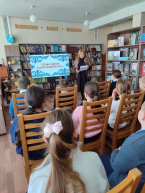 Урок о народных промыслах. 3 февраля в библиотеке-филиале № 11 для обучающихся 4-Б класса школы № 8 был проведён познавательный урок «Душа народа в рукотворном чуде», посвящённый народным промыслам России