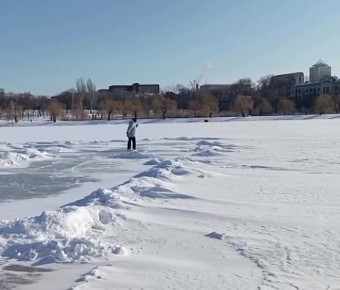 В Сети появилось видео, как дети рассекают на коньках по обледеневшему Кальмиусу в Донецке