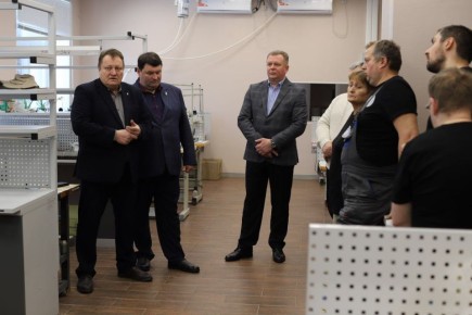 Валентин Левченко: Совместно с заместителем главы администрации городского округа Донецк Тимуром Артеменко и депутатом Донецкого городского совета Василием Гребенюком провели встречу с трудовым коллективом ГУП ДНР «Донецкий...