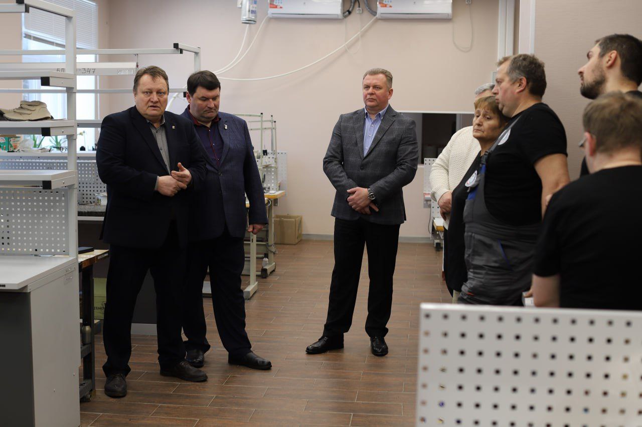 Валентин Левченко: Совместно с заместителем главы администрации городского округа Донецк Тимуром Артеменко и депутатом Донецкого городского совета Василием Гребенюком провели встречу с трудовым коллективом ГУП ДНР «Донецкий...