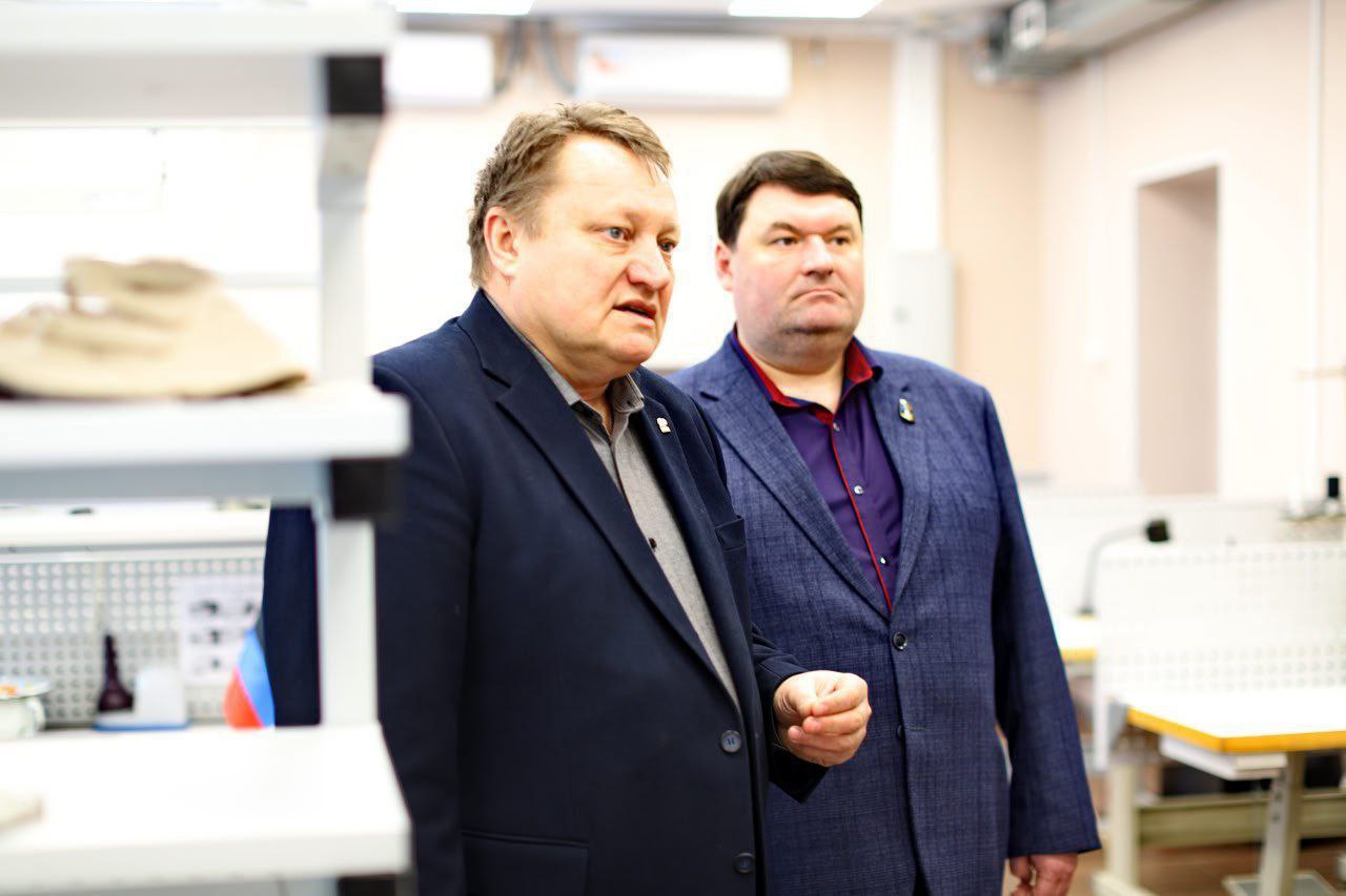 Валентин Левченко: Совместно с заместителем главы администрации городского округа Донецк Тимуром Артеменко и депутатом Донецкого городского совета Василием Гребенюком провели встречу с трудовым коллективом ГУП ДНР «Донецкий... Валентин Левченко: Совместно с заместителем главы администрации городского округа Донецк Тимуром Артеменко и депутатом Донецкого городского совета Василием Гребенюком провели встречу с трудовым коллективом ГУП ДНР «Донецкий...