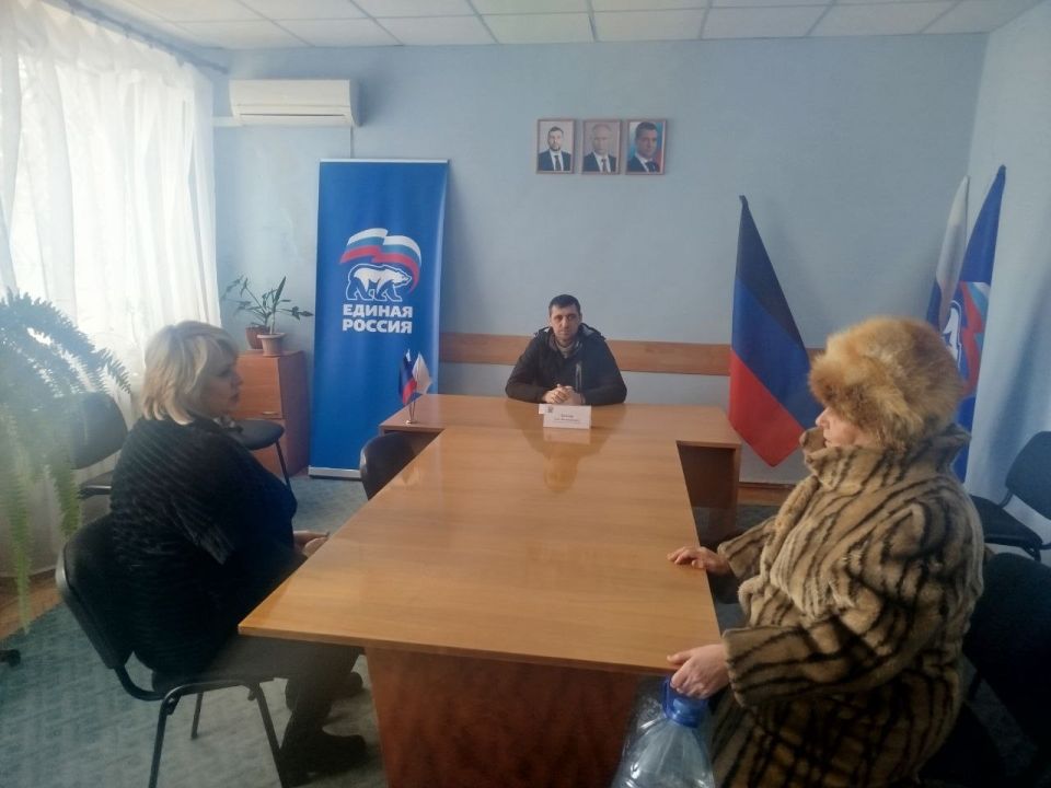 Депутат Иловайского городского совета Бехтер Олег Валентинович провел прием граждан, на котором к нему обратилась местная жительница с инициативой