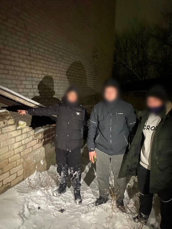 Стражи правопорядка изъяли наркотики у жителя Докучаевска