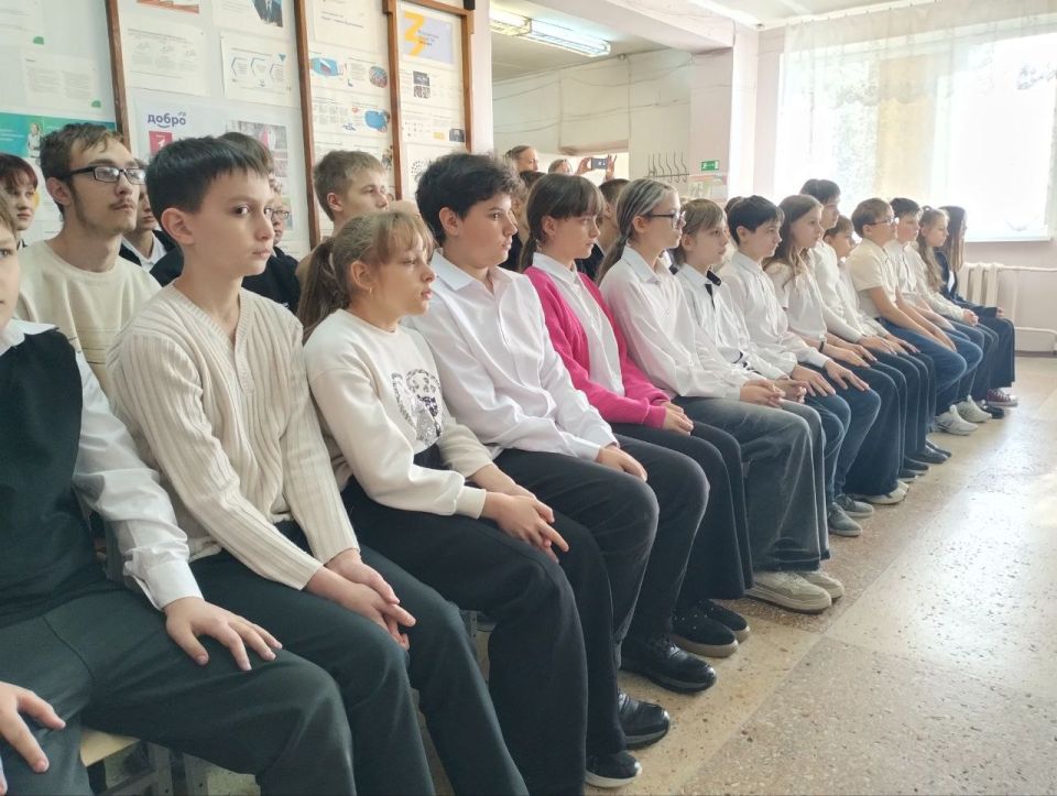 «Парта Героя». 6 февраля в донецкой школе № 30 установили Парту Героя в честь Всеволода Петровского – защитника Донецкой Народной Республики, героически погибшего 8 февраля 2015 г. Ежегодно в школе, в первых числах февраля... «Парта Героя». 6 февраля в донецкой школе № 30 установили Парту Героя в честь Всеволода Петровского – защитника Донецкой Народной Республики, героически погибшего 8 февраля 2015 г. Ежегодно в школе, в первых числах февраля...