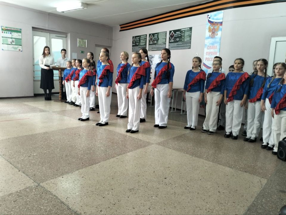 «Парта Героя». 6 февраля в донецкой школе № 30 установили Парту Героя в честь Всеволода Петровского – защитника Донецкой Народной Республики, героически погибшего 8 февраля 2015 г. Ежегодно в школе, в первых числах февраля... «Парта Героя». 6 февраля в донецкой школе № 30 установили Парту Героя в честь Всеволода Петровского – защитника Донецкой Народной Республики, героически погибшего 8 февраля 2015 г. Ежегодно в школе, в первых числах февраля...