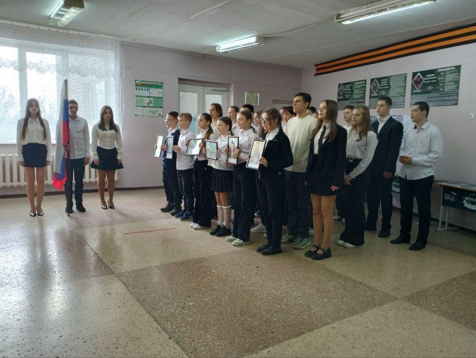 «Парта Героя». 6 февраля в донецкой школе № 30 установили Парту Героя в честь Всеволода Петровского – защитника Донецкой Народной Республики, героически погибшего 8 февраля 2015 г. Ежегодно в школе, в первых числах февраля... «Парта Героя». 6 февраля в донецкой школе № 30 установили Парту Героя в честь Всеволода Петровского – защитника Донецкой Народной Республики, героически погибшего 8 февраля 2015 г. Ежегодно в школе, в первых числах февраля...