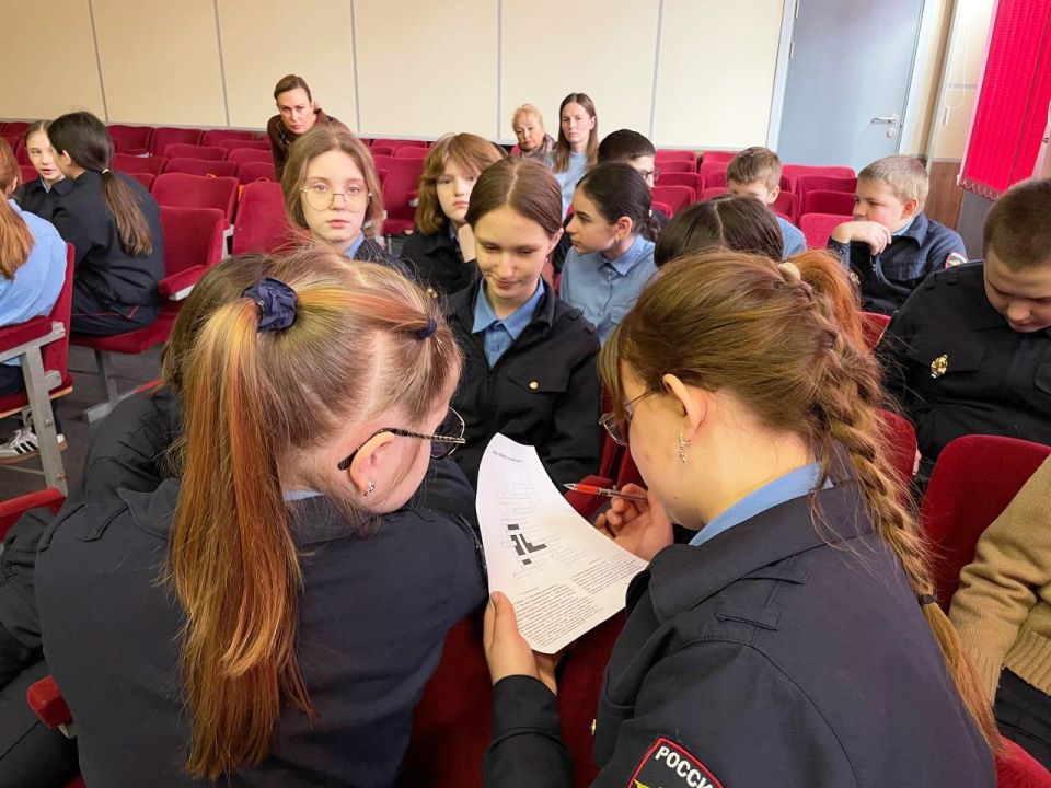 Стражи правопорядка провели урок дорожной безопасности в кадетском классе Стражи правопорядка провели урок дорожной безопасности в кадетском классе